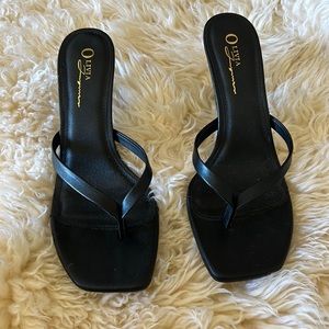 I am selling these beautiful Olivia Jamás shoes, color black size 9